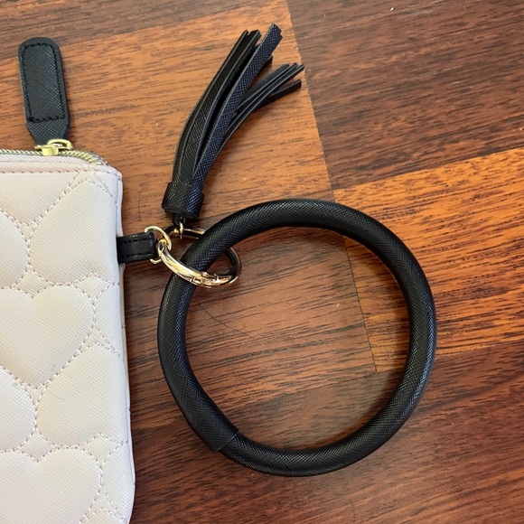 NWOT Betsey Johnson Beige Heart Quilted Wristlet - Picture 3 of 4